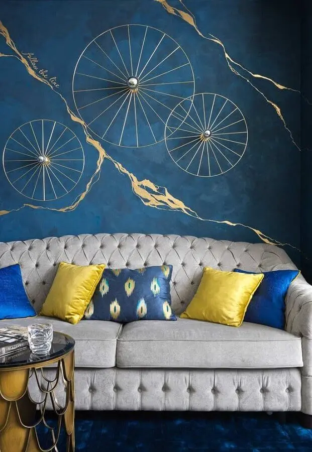 sofá cinza capitonê para decoração de sala azul Foto Archello