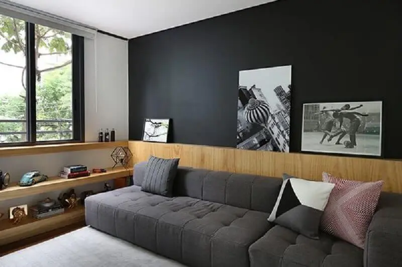 sofá cinza chumbo modular para sala com detalhes em madeira Foto Pinterest