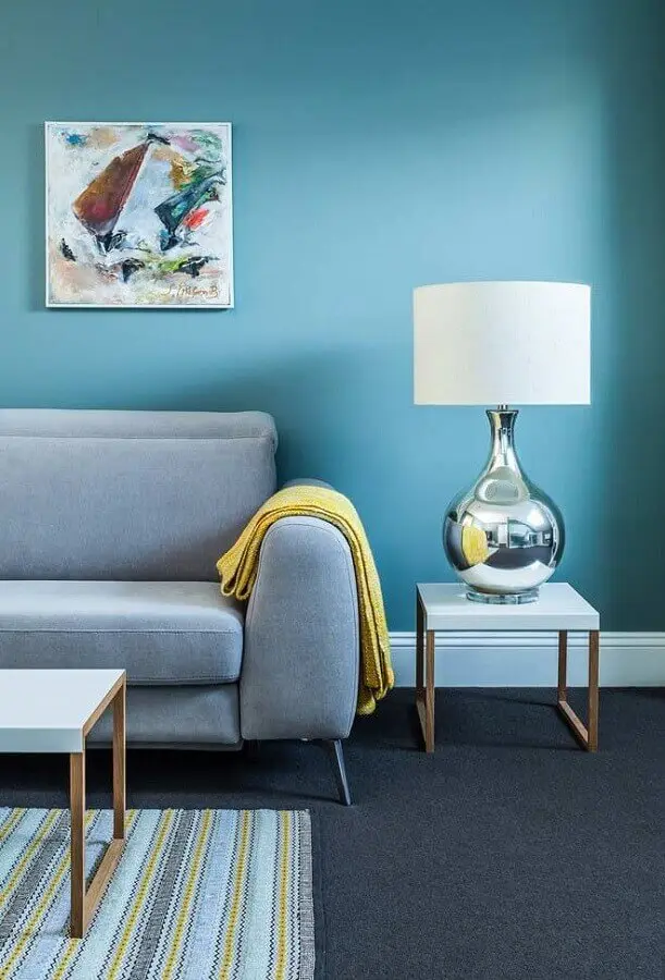 sofá cinza para decoração de sala com parede azul Foto Futurist Architecture