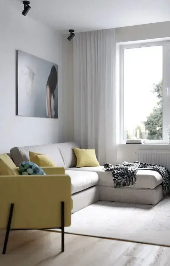 sofá com chaise branco para decoração de sala com poltrona amarela Foto Pinterest