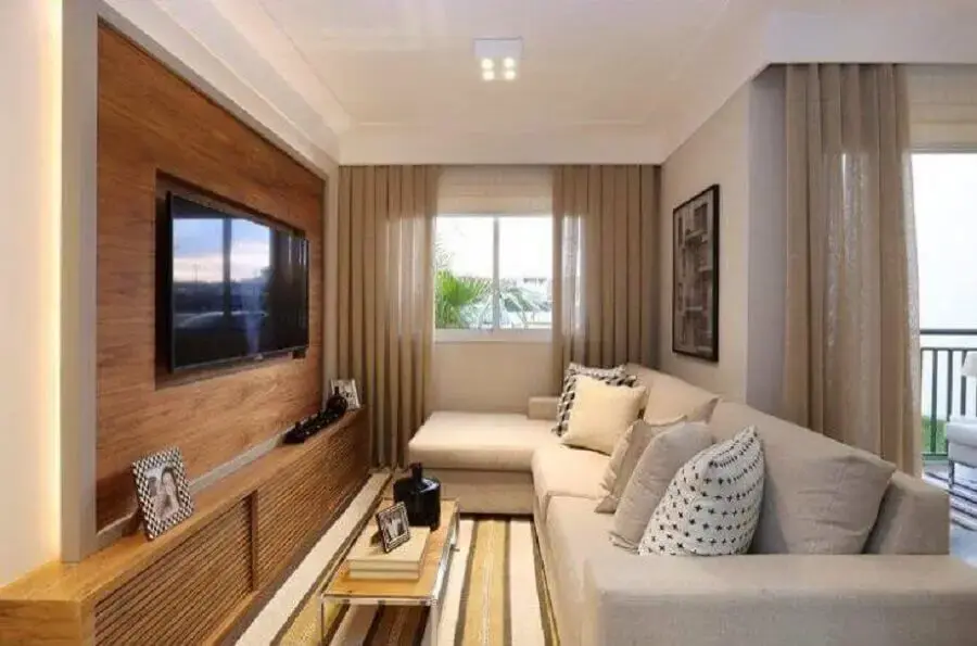 sofá cor creme para sala pequena com painel de madeira Foto Sesso & Dazaneli Arquitetura