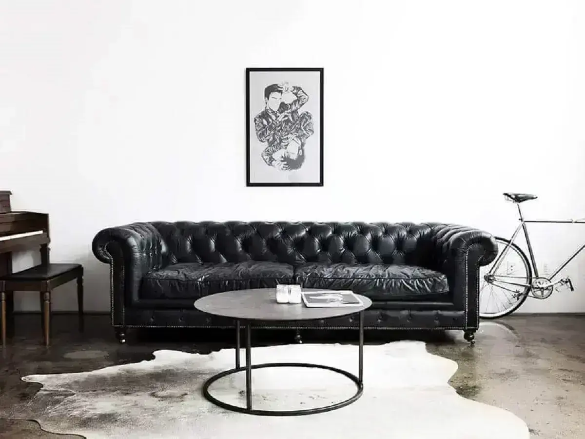 sofá preto de couro com acabamento capitonê Foto Pinterest