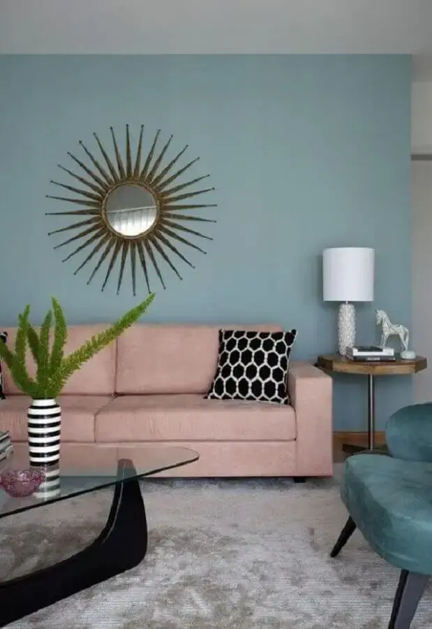 sofá rosa para decoração de sala azul claro Foto Revista VD