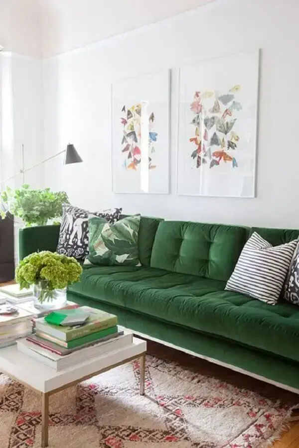 sofá verde para decoração de sala branca Foto Constance Zahn