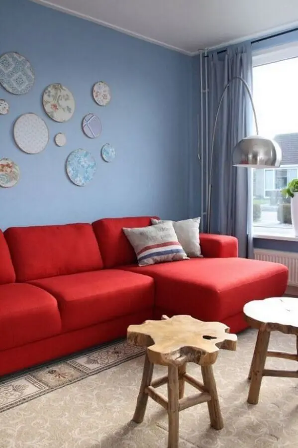 sofá vermelho para decoração de sala com parede azul claro Foto Dcore Você