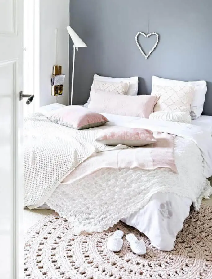 tapete de crochê para quarto de casal com parede cinza Foto Archzine