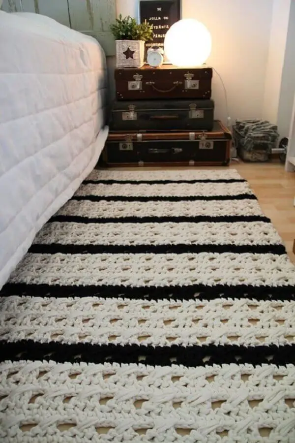 tapete de crochê para quarto de casal decorado com malas antigas Foto Pinterest