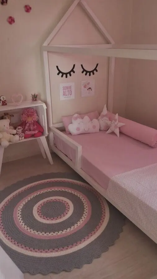 tapete de crochê para quarto de menina cinza e rosa com decoração unicórnio Foto Pinterest