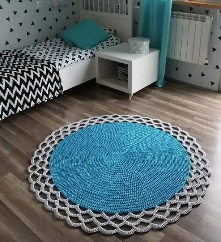 tapete de crochê para quarto de menino simples decorado com adesivos de triangulos na parede Foto Revista Artesanato