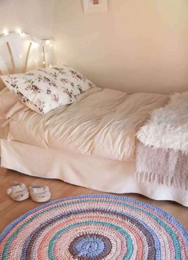 tapete de crochê para quarto feminino simples decorado com varal de luz na cabeceira da cama Foto Revista Artesanato