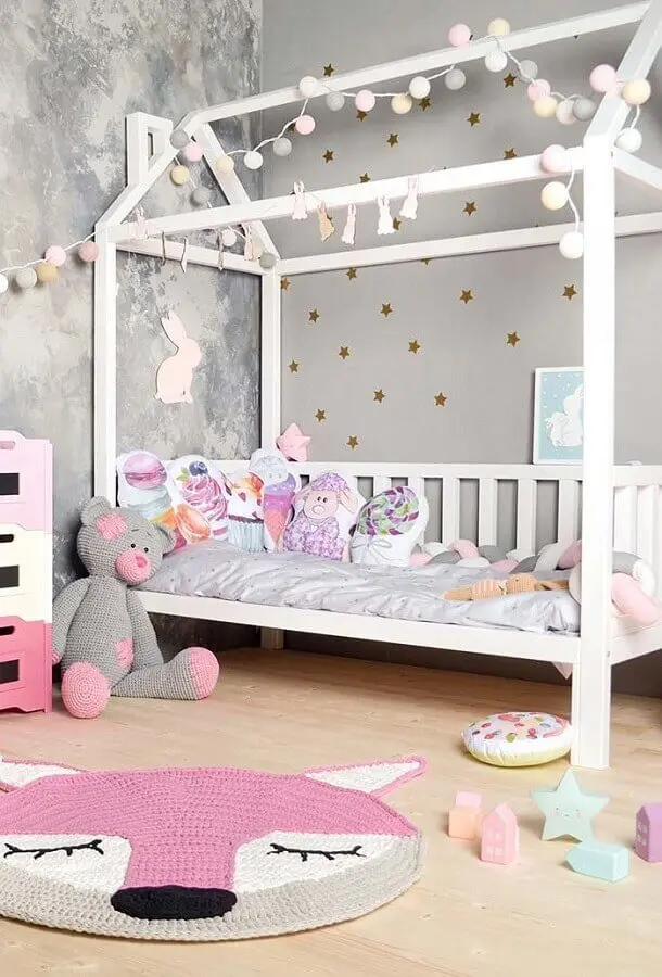 tapete de crochê para quarto infantil cinza e rosa com decoração lúdica Foto Revista Artesanato