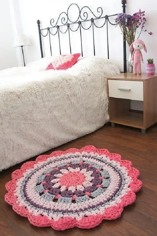 tapete de crochê para quarto simples com cama de ferro Foto Muito Chique