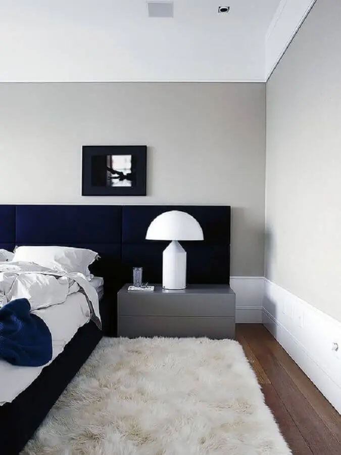 tapete felpudo branco para decoração de quarto moderno com cabeceira azul marinho Foto Pinterest