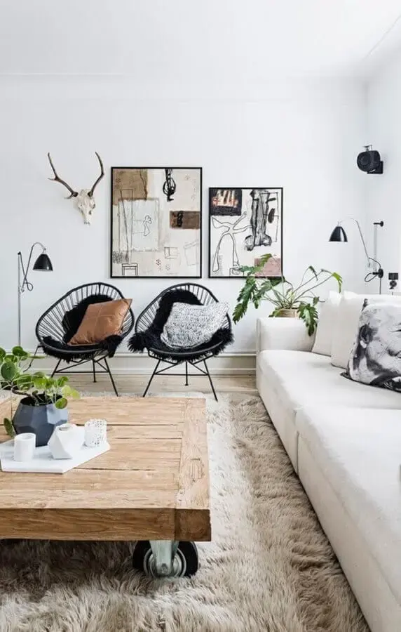 tapete felpudo para decoração de sala de jantar com sofá branco e poltronas pretas Foto Casa Vogue