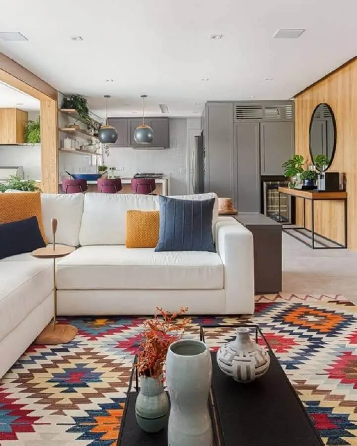 tapete geométrico colorido para decoração de sala ampla com sofá de canto branco Foto Histórias de Casa