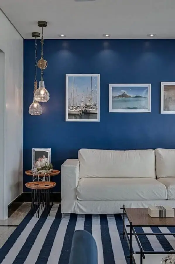 tapete listrado para decoração de sala azul e branca Foto Revista VD
