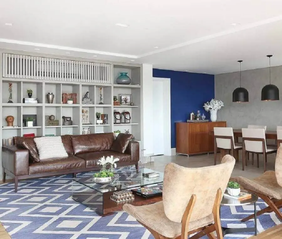 tapete para sala azul decorada com sofá de couro marrom Foto Triarq Studio