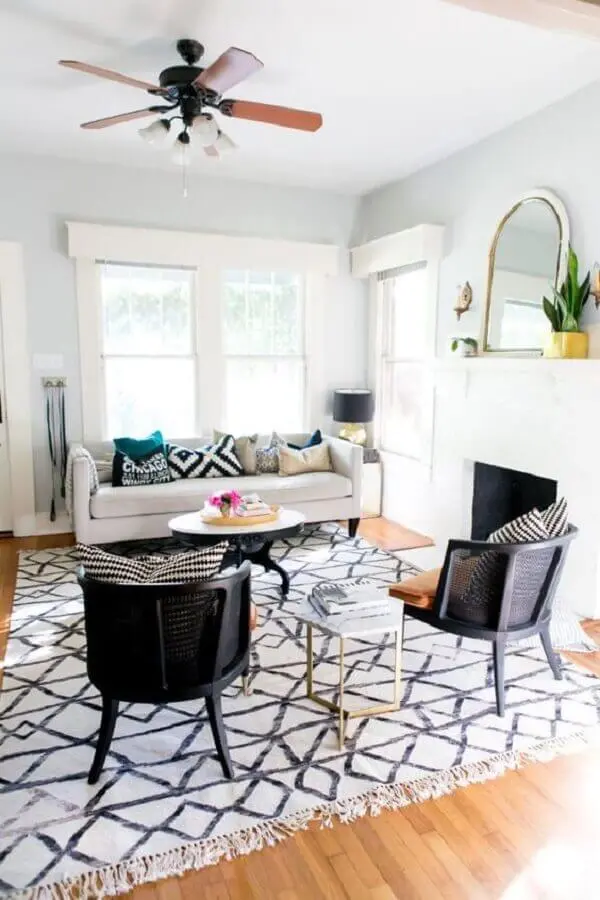 tapete para sala de estar decorada com poltrona preta e sofá branco Foto iCasei