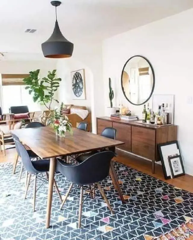 tapete para sala de jantar decorada com móveis de madeira e cadeiras pretas Foto Article