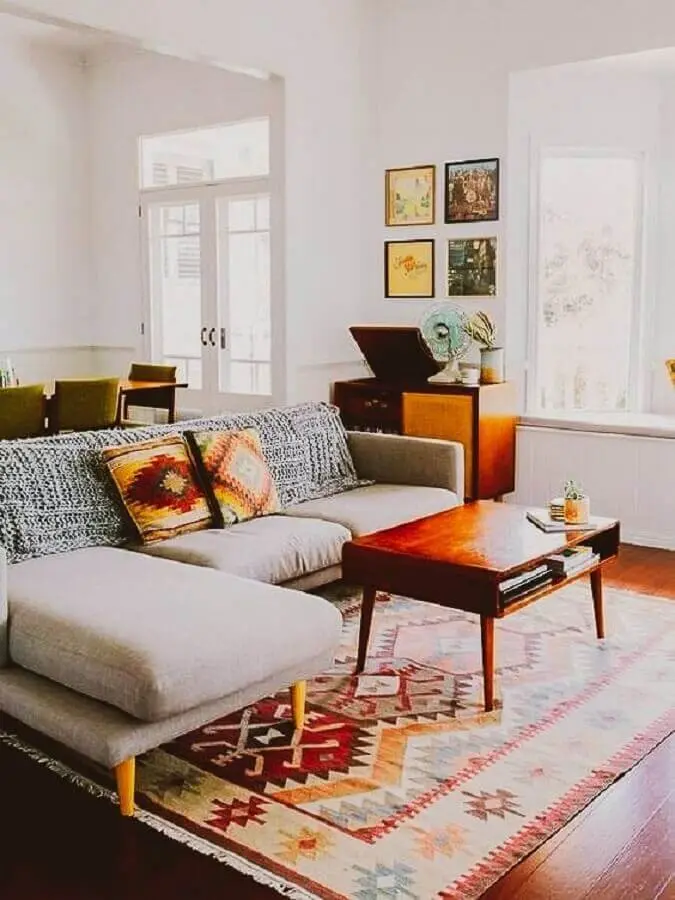 tapete para sala simples decorada com sofá com chaise e mesa de centro de madeira Foto A Casa Delas
