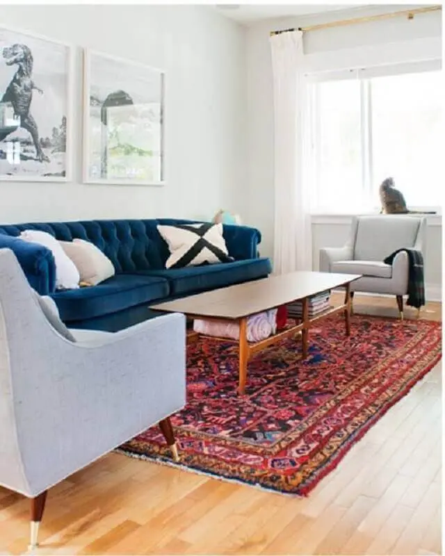tapete persa para sala de estar decorada com poltronas cinza e sofá azul Foto Pinterest
