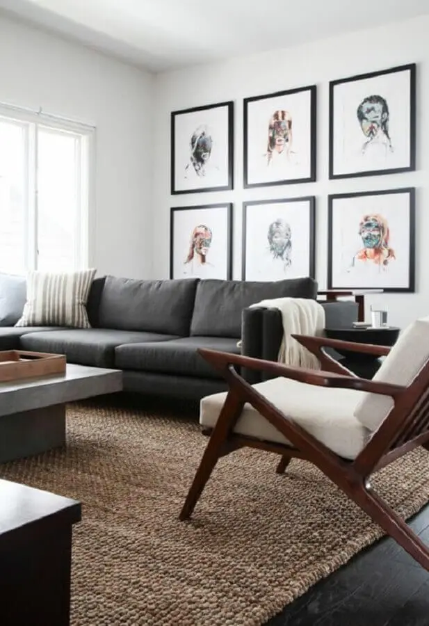 tapete sisal para sala decorada com sofá preto e poltronas de madeira Foto ArchZine