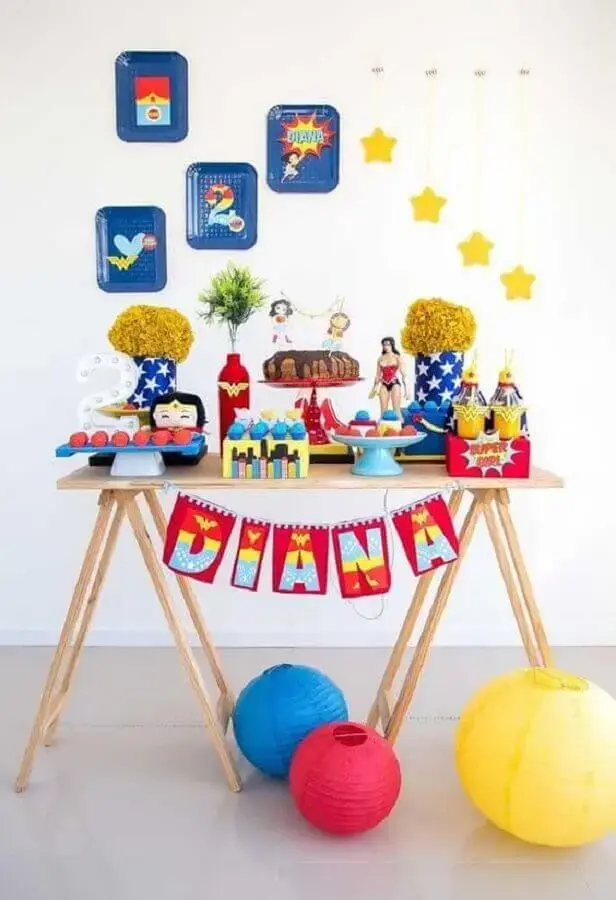 woman wonder theme for simple children's party decoration Foto Pinterest