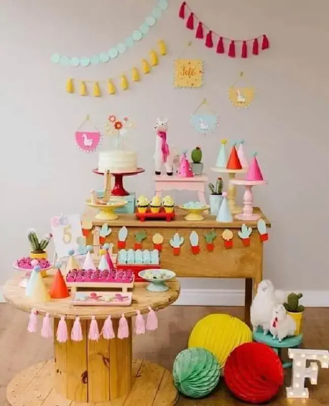 temas de mesversário com festa da lhama com decoração colorida Foto Pinterest