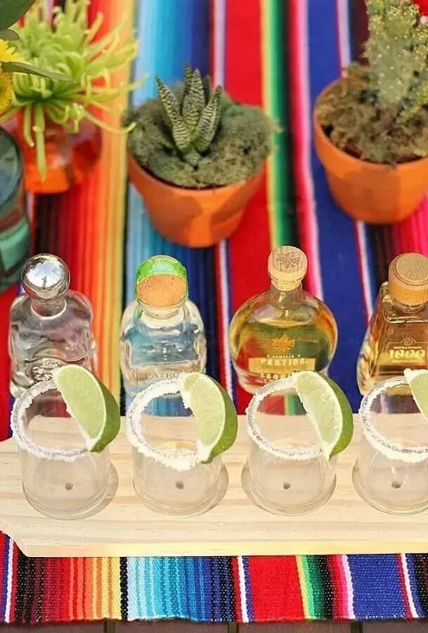 tequila e vasos de suculentas para decoração festa mexicana Foto Kara's Party Ideas