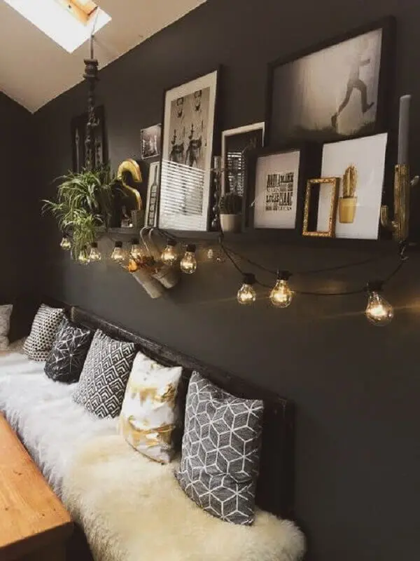 tinta cinza chumbo para parede de ambiente decorado com vários quadros e varal de luz Foto A Casa Delas