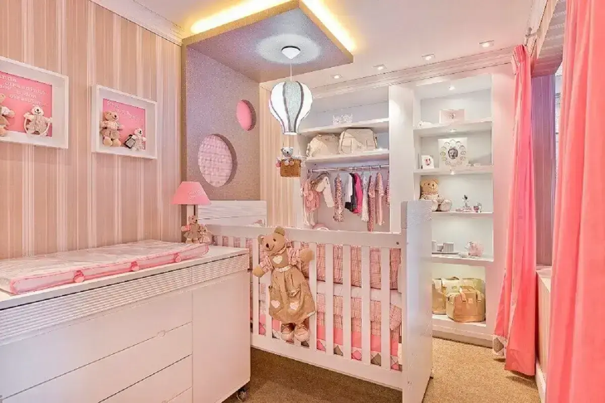 tons de rosa para decoração de quarto de bebê planejado para apartamento Foto Archello
