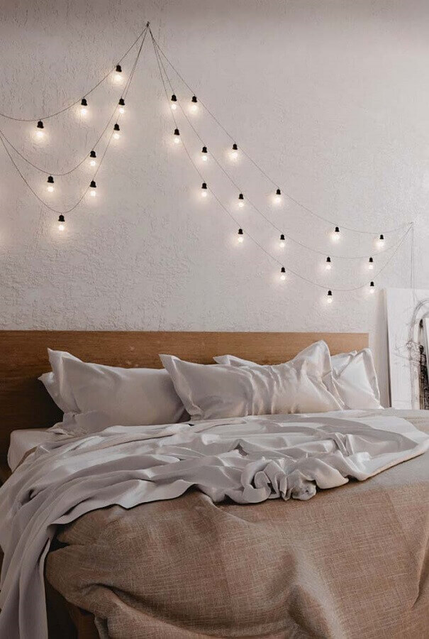 varal de luz e cabeceira casal madeira para quarto com decoração simples Foto Pinterest