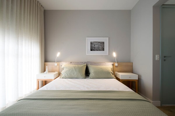 As cortinas para quarto com tecidos leves filtram a luz natural