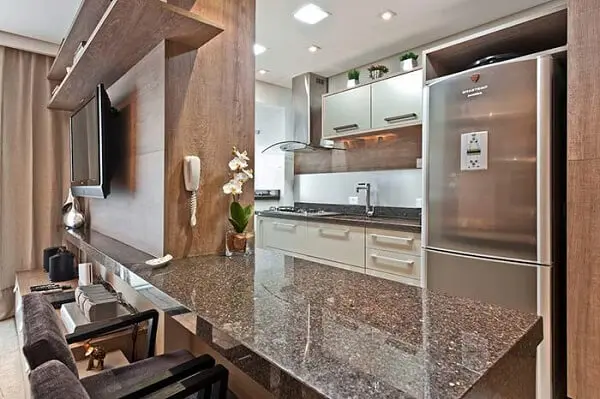 A bancada de cozinha granito café imperial separa ambiente da casa