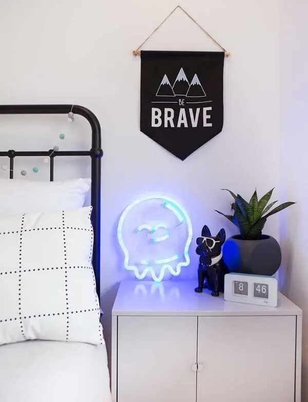 A luminária de neon foi posicionada ao lado da cama