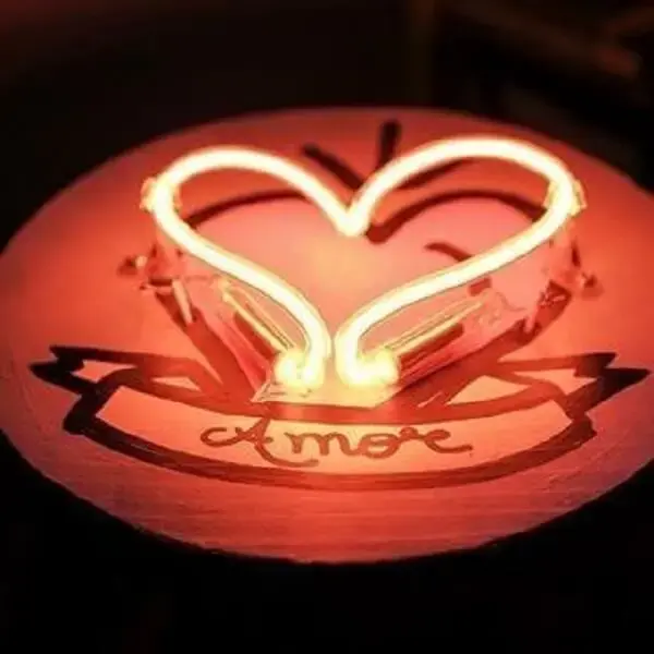 A luminária led neon em formato de coração