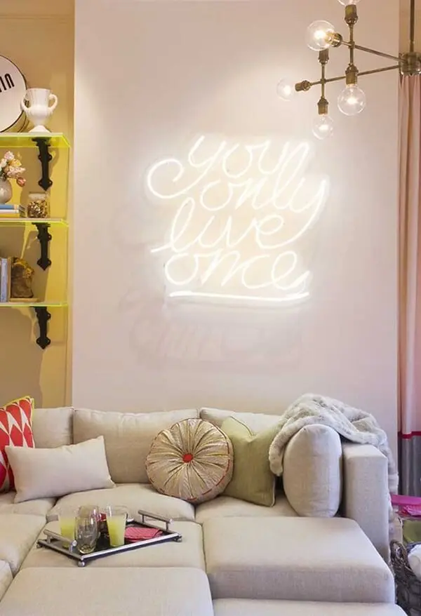A luminária neon parede traz um toque especial para a sala de estar