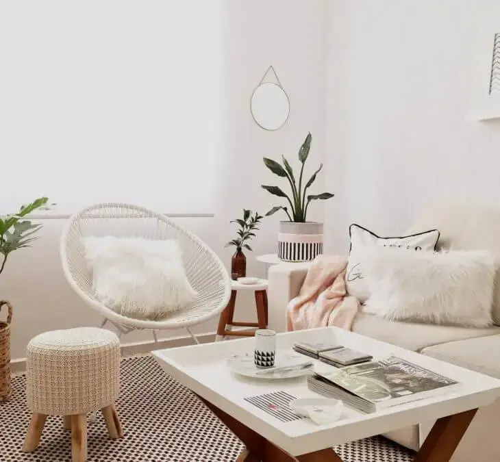 A poltrona acapulco branco com almofada traz mais conforto mais os usuários. Fonte: My Petit Apartment