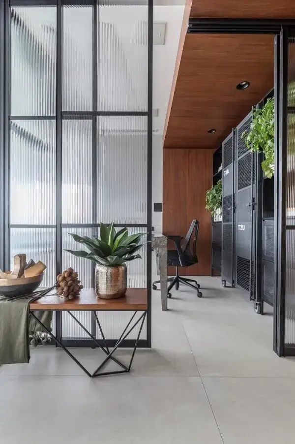 A porta de vidro canelado traz privacidade para aqueles que desejam usar o escritório