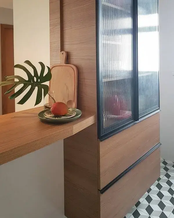 Armário de cozinha embutido com portas de vidro canelado