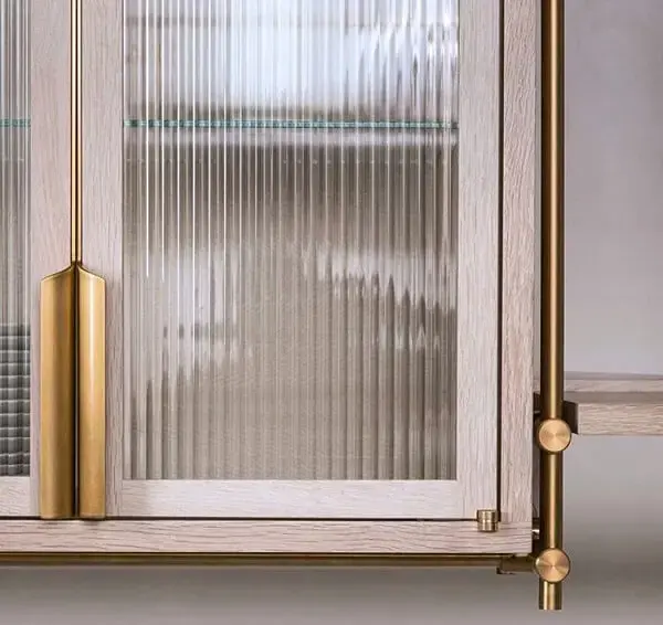 Armário de cozinha feita com vidro canelado e acabamento dourado