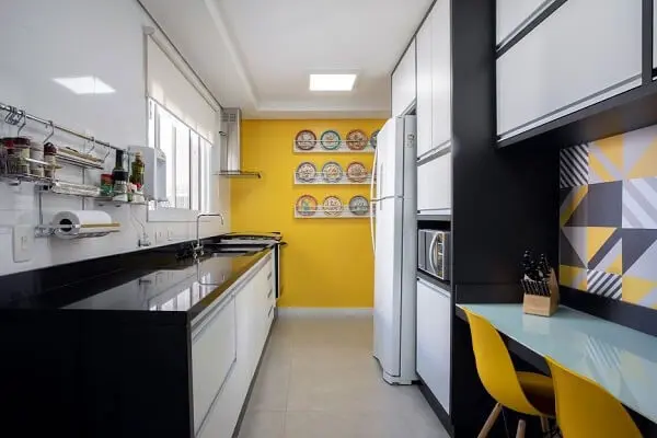 A cortina branca se conecta com o acabamento dos armários da cozinha