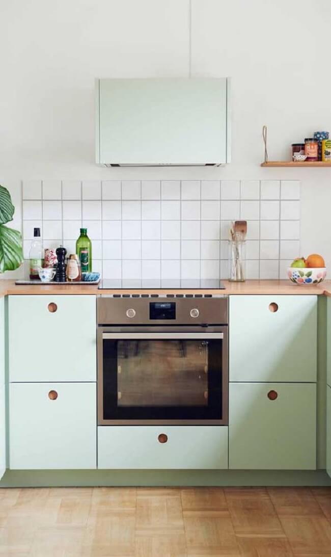 Cozinha compacta com armário verde menta