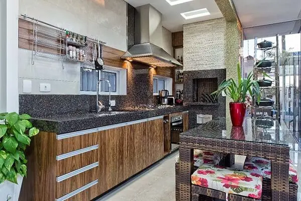 Cozinha rústica com bancada feita de granito café imperial.