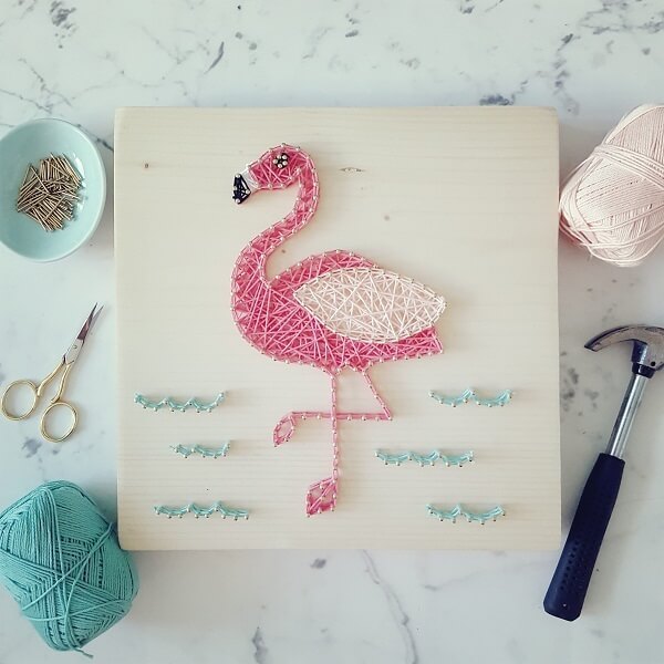 Flamingo delicado feito com string art