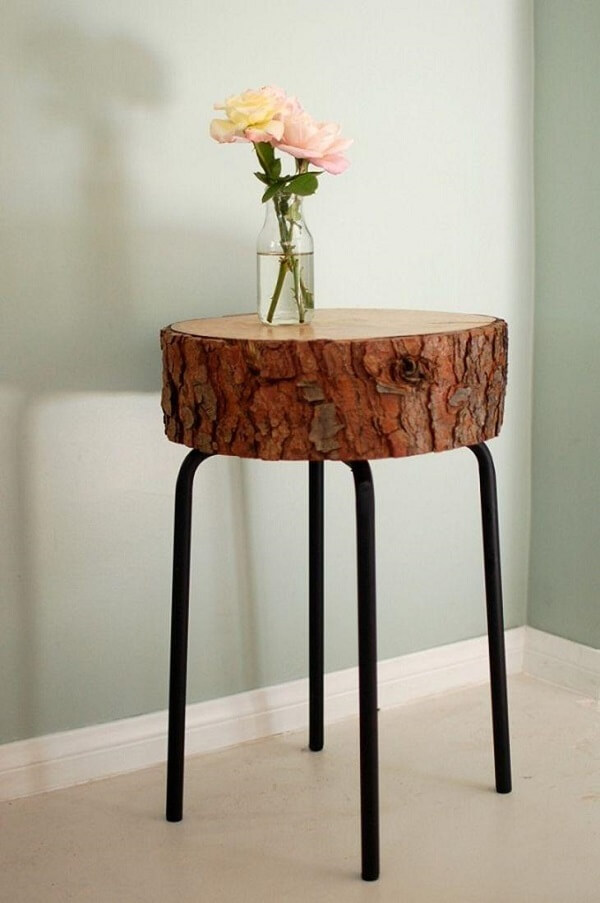 Modelo criativo de criado mudo redondo feito com tronco de madeira