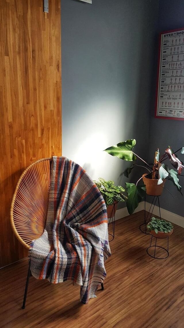 Modelo de cadeira acapulco palha com manta. Fonte: H&H Decor