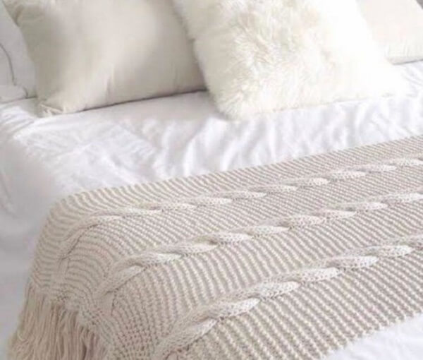 Modelo de peseira de tricot com franjas. Fonte: Elo7