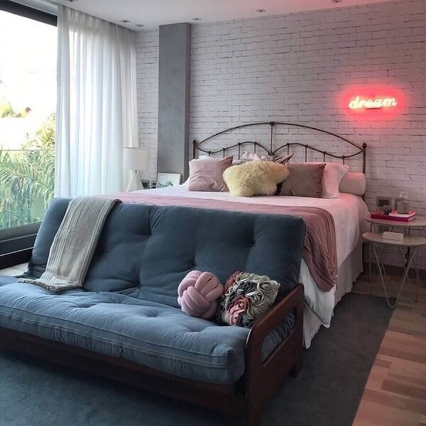 Neon luminoso pink decora o quarto de casal