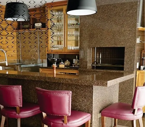 O granito café imperial pode ser usado como revestimento de parede, piso e escadas